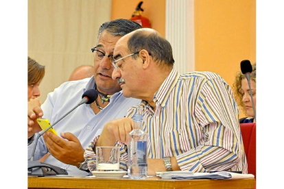 Rodríguez Herranz y Martín Pascual consultan el móvil en un Pleno-Santiago G. del Campo