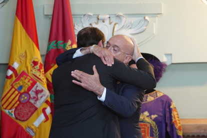 Jesús Julio Carnero abraza a Óscar Puente, en la nueva constitución de la nueva Corporación municipal en Valladolid. ICAL