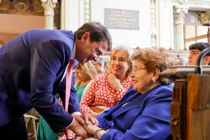 Alfonso Fernández Mañueco saluda a la madre de Jesús Julio Carnero y a la mujer de este, Rosa Urbón. TWITTER PP
