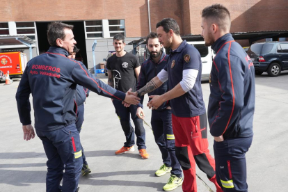 Los bomberos de Valladolid tras regresar como voluntarios de Turquía. J.M. LOSTAU