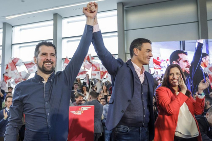 Luis Tudanca y Pedro Sánchez alzan sus manos aplaudidos por la secretaria provincial Esther Peña y el millar de asistentes al acto de ayer en Burgos.-SANTI OTERO