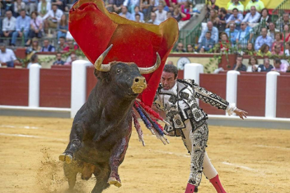 Enrique Ponce hace saltar al toro en uno de los pases de muleta.-José Salvador.