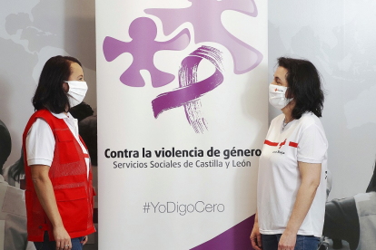 Reyes Revellado, responsable de la red de centros de emergencia autonómica, y Rosa Esteban, directora del centro de Valladolid. PABLOREQUEJO(PHOTOGENIC)