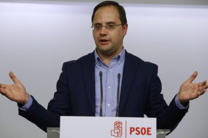 El secretario de organización del PSOE, César Luena, valora la declaración de Rajoy sobre un pacto con los socialistas.-DAVID CASTRO