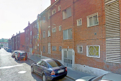 Portal número 6 de la calle Ebro de Valladolid, donde fue encontrado el cadáver del anciano.-GGL SW