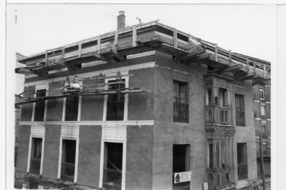 Obras de rehabilitación de un edificIo entre las calles Ruiz Hernández y Juan Mambrilla en los años 80 -ARCHIVO MUNICIPAL VALLADOLID