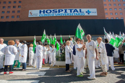Concentración de profesionales sanitarios para pedir la devolución de sus derechos en el Hospital Clínico de Valladolid-Ical