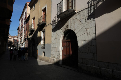 Portal número 13 de la calle Juan Mambrilla de Valladolid. -J.M. LOSTAU
