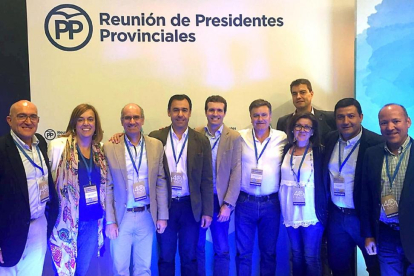 Los presidentes provinciales del PP en Castilla y León, flanquean a Fernández Maíllo y a Casado en la reunión celebrada en Palma de Mallorca.-ICAL