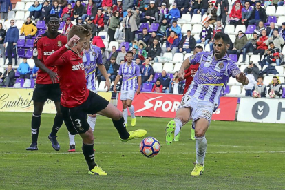 Moyano despeja un balón durante un partido de Liga-Pablo Requejo