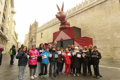Presentación del camión de arte contemporáneo con niños frente al Museo Nacional de Escultura-J.M.Lostau