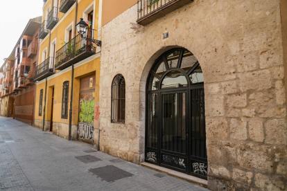 Fachada y portal de número 8 de la calle Juan Mambrilla de Valladolid. -J.M. LOSTAU