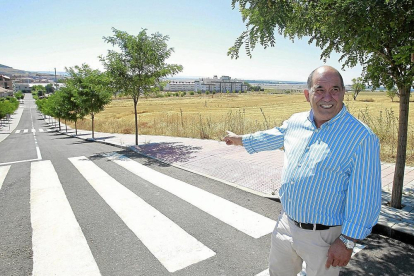 El alcalde, Mariano Suárez, señala los terrenos donde se construirá el instituto, en una foto de archivo.-J.M. LOSTAU