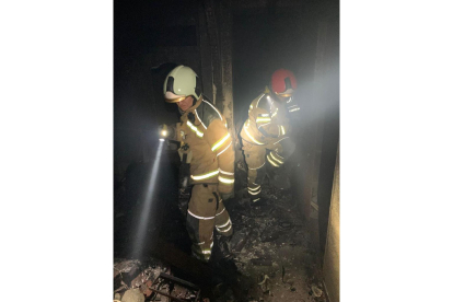 Bomberos entre los escombros durante la explosión de Goya 32 en Valladolid .-Foto cedida por JUAN CARLOS RODRÍGUEZ