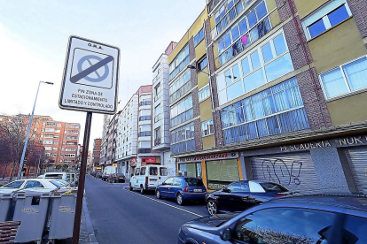 Cartel indicador de fin de estacionamiento en zona azul en la calle Pérez Galdós, junto a la plaza de los Vadillos.-MIGUEL ÁNGEL SANTOS /PHOTOGENIC