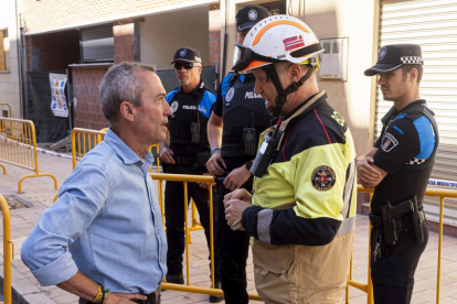 El bombero Juan Carlos Rodríguez, ayudando en la recuperación de enseres personales en el edificio de la calle Goya 32.- PABLO REQUEJO / PHOTOGENIC