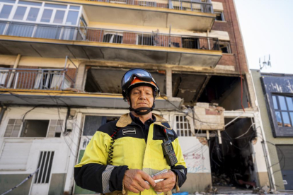 El bombero Juan Carlos Rodríguez, ayudando en la recuperación de enseres personales en el edificio de la calle Goya 32.- PABLO REQUEJO / PHOTOGENIC