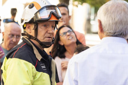 El bombero Juan Carlos Rodríguez, ayudando en la recuperación de enseres personales en el edificio de la calle Goya 32.- PABLO REQUEJO / PHOTOGENIC