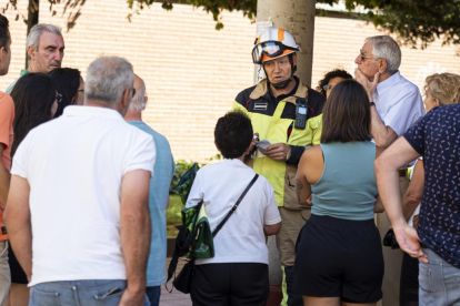 El bombero Juan Carlos Rodríguez, ayudando en la recuperación de enseres personales en el edificio de la calle Goya 32.- PABLO REQUEJO / PHOTOGENIC