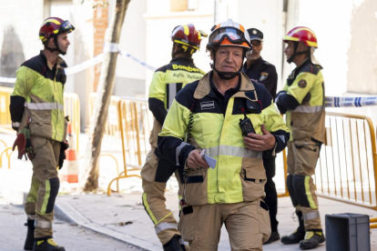 El bombero Juan Carlos Rodríguez, ayudando en la recuperación de enseres personales en el edificio de la calle Goya 32.- PABLO REQUEJO / PHOTOGENIC