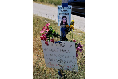 Carteles, flores y fotos en la cuneta de la carretera de Traspinedo donde aparecía el cadáver de Esther López el 5 de febrero de 2022.-PHOTOGENIC