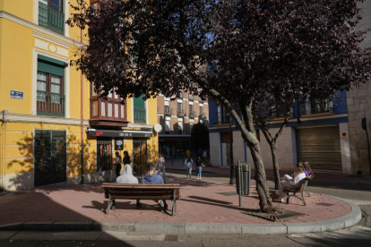 Placita en la esquina de calle Ruiz Hernández con la calle Juan Mambrilla en Valladolid. -J.M. LOSTAU