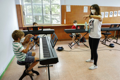 Alumnos de la Escuela de Música de Valladolid impartiendo clase en el centro María de Molina, facilitado para garantizar la distancia de seguridad. J. M. LOSTAU