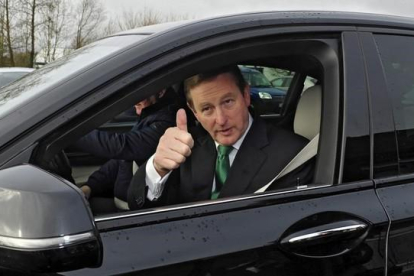 El primer ministro irlandés Enda Kenny, saluda trasvotar en un colegio electoral en Castlebar, Irlanda.-EFE / AIDAN CRAWLEY