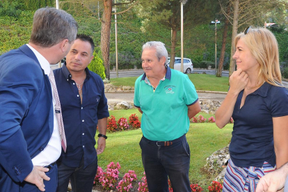 El alcalde burgalés conversa con Hilario Sancho y Víctor Martínez, representantes de UGT en Campofrío y Blanca Tomé, de UGT Moncor 2000.