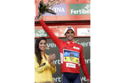 Alberto Contador se enfunda el maillot de líder de la Vuelta Ciclista a España-Ical
