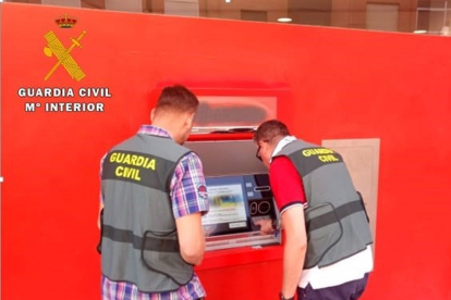 Agentes de la Guardia Civil inspeccionando un cajero automático.- E. PRESS
