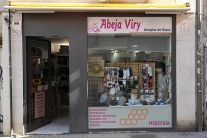 Tienda Abeja Viry Cosetodo en la calle Juan Mambrilla de Valladolid. -J.M. LOSTAU