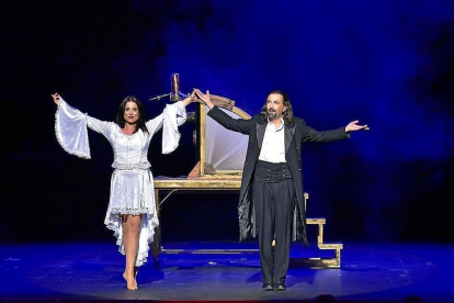 Laura y Alberto Giorgi, ayer, ovacionados en el Teatro Calderón.-E. M.