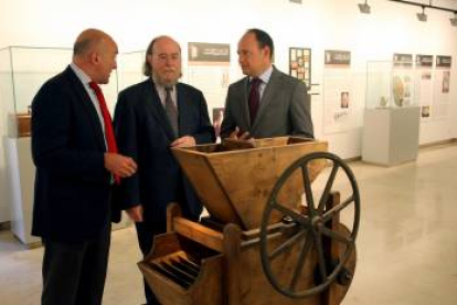 El presidente de la Diputación de Valladolid, Jesús Julio Carnero, el comisario de la exposición, Joaquín Díaz, y el presidente de la Cámara de Comercio de Valladolid, Carlos Villar, presentan la exposición 'Escaparates, 200 años de industria y comercio en Valladolid'