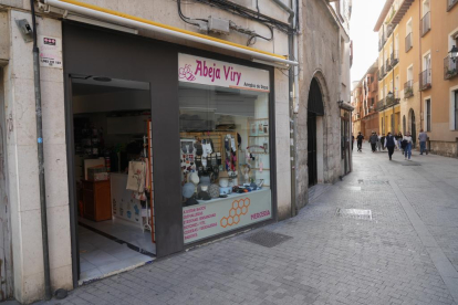 Tienda Abeja Viry Cosetodo en la calle Juan Mambrilla de Valladolid. -J.M. LOSTAU