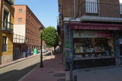 Librería El Árbol de las Letras en la calle Ruiz Hernández con la calle Juan Mambrilla en Valladolid. -J.M. LOSTAU