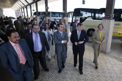 El consejero de Fomento de la Junta de Castilla y León, Antonio Silván (2D), visita la estación de autobuses de Aranda de Duero (Burgos)-Ical