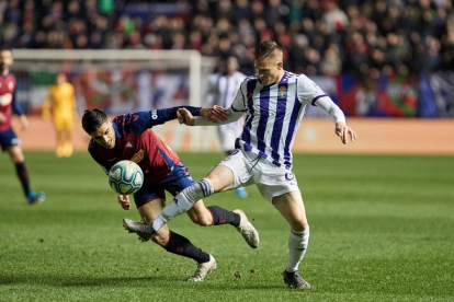 Carnero disputa el balón con Vidal en el partido de su debut.-PHOTO-DEPORTE