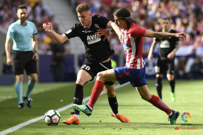 Alejo intenta driblar a Filipe Luis, durante el Atlético de Madrid-Éibar que cerró la Liga 17-18.-LALIGA