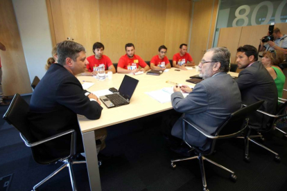 El director general de Trabajo de la Junta, Carlos Díez Menéndez mantiene una reunión con la directiva de Itevelesa junto a los trabajadores encerrados.-
