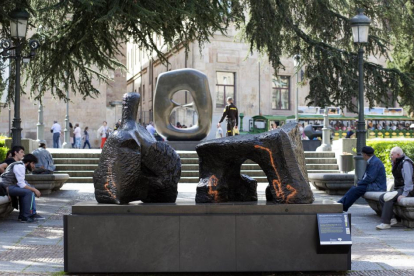 Una de las esculturas de Henry Moore expuestas en la plaza de Anaya aparece con unas pintadas.-ICAL