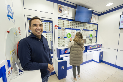 Alfonso Cermeño, propietario de la administración de lotería de la calle Santiago. PHOTOGENIC / PABLO REQUEJO