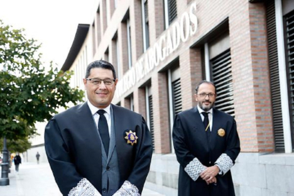 El nuevo decano del colegio de Abogados de Valladolid, Javier Martín, junto a su predecesor, Javier Garicano