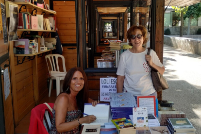 La periodista y escritora, Loli Escribano, en una firma de libros en una Feria anterior. / E. M.