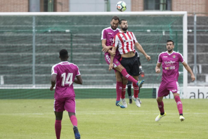 Villalibre salta junto a Deivid en el Athletic-Valladolid de pretemporada disputado en Sestao.-DAVID S. BUSTAMANTE