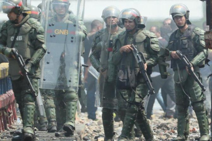 Miembros de la Guardia Nacional Bolivariana montan guardia en la frontera entre Colombia y Venezuela.-EFE / MAURICIO DUENAS CASTANEDA