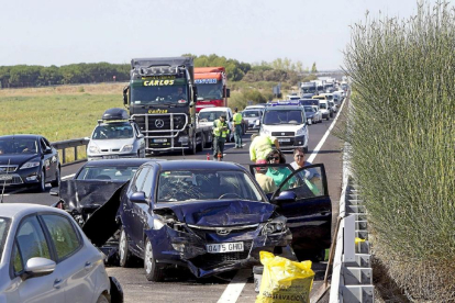 Imagen de archivo de un accidente en la autovía de Castilla, entre Tordesillas y Valladolid.-J.M. Lostau