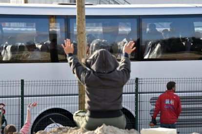 Un autocar con menores sale del campamento de Calais.-AFP / PHILIPPE HUGUEN