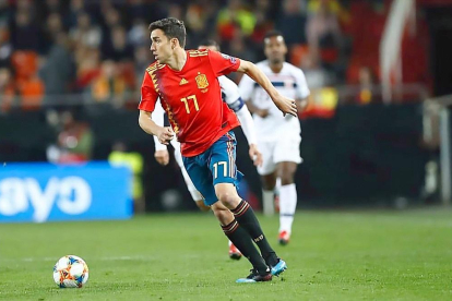 El delantero avanza con el balón en su debut con la selección española.-TWITTER JAIME MATA