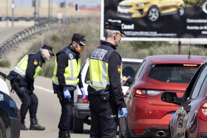 Control policial en la carretera Madrid, a la entrada y salida de Valladolid. - Photogenic/Miguel Ángel Santos
